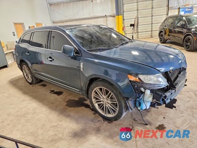 Czwarte zdjęcie samochodu z boku: 2016 LINCOLN MKT VIN:2LMHJ5AT0GBL02676 - miniatura