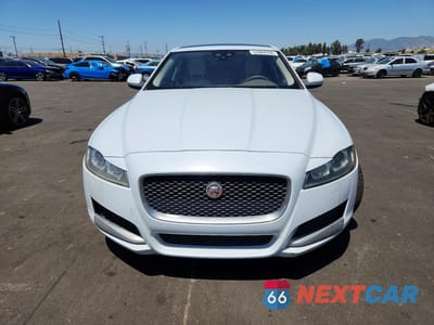 Piąte zdjęcie samochodu w środku: 2017 JAGUAR XF PRESTIGE VIN:SAJBE4BV2HCY52081 - miniatura