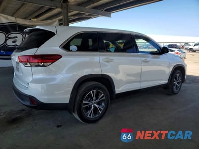 Trzecie zdjęcie samochodu z tyłu: 2019 TOYOTA HIGHLANDER LE VIN:5TDBZRFH9KS932049 - miniatura