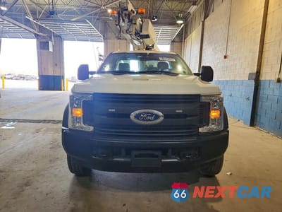 Piąte zdjęcie samochodu w środku: 2017 FORD F450 SUPER DUTY BUCKET TRUCK VIN:1FDUF4GY8HED54233 - miniatura