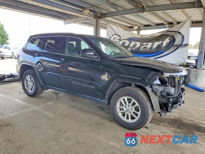 Czwarte zdjęcie samochodu z boku: 2018 JEEP GRAND CHEROKEE LAREDO VIN:1C4RJFAG5JC107807 - miniatura