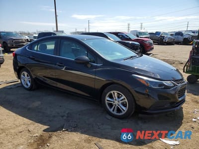Czwarte zdjęcie samochodu z boku: 2017 CHEVROLET CRUZE LT VIN:1G1BE5SM2H7138402 - miniatura