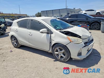 Czwarte zdjęcie samochodu z boku: 2013 TOYOTA PRIUS C VIN:JTDKDTB30D1529759 - miniatura