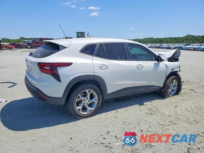 Trzecie zdjęcie samochodu z tyłu: 2025 CHEVROLET TRAX LS VIN:KL77LFEP2SC192096 - miniatura