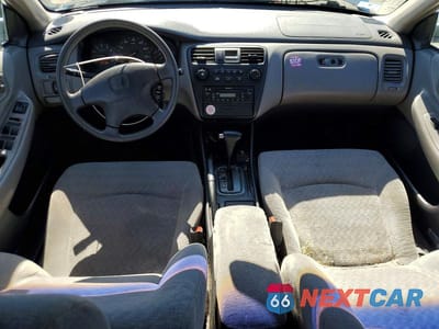 Zdjęcie 8 z 12 samochodu: 2001 HONDA ACCORD LX VIN:1HGCG66511A060221 - miniatura