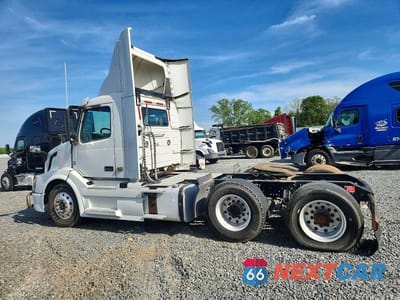 Trzecie zdjęcie samochodu z tyłu: 2016 VOLVO VNL SEMI TRUCK VIN:4V4NC9EH6GN948761 - miniatura