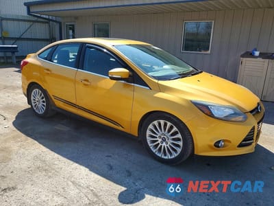 Czwarte zdjęcie samochodu z boku: 2012 FORD FOCUS TITANIUM VIN:1FAHP3J23CL271918 - miniatura