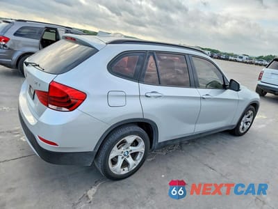 Trzecie zdjęcie samochodu z tyłu: 2015 BMW X1 SDRIVE28I VIN:WBAVM1C56FV497717 - miniatura