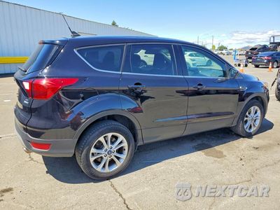 Trzecie zdjęcie samochodu z tyłu: 2019 FORD ESCAPE SE VIN:1FMCU9GD8KUB06721 - miniatura