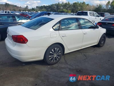 Trzecie zdjęcie samochodu z tyłu: 2013 VOLKSWAGEN PASSAT S VIN:1VWAP7A38DC080554 - miniatura