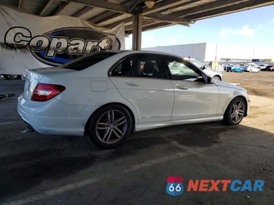 Trzecie zdjęcie samochodu z tyłu: 2012 MERCEDES-BENZ C 300 4MATIC VIN:WDDGF8BB0CR238124 - miniatura