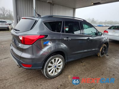 Trzecie zdjęcie samochodu z tyłu: 2019 FORD ESCAPE SEL VIN:1FMCU9HD4KUA13161 - miniatura
