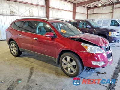 Czwarte zdjęcie samochodu z boku: 2011 CHEVROLET TRAVERSE LT VIN:1GNKRGEDXBJ359346 - miniatura