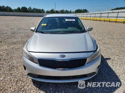 Piąte zdjęcie samochodu w środku: 2017 KIA FORTE LX VIN:3KPFL4A79HE134884 - miniatura