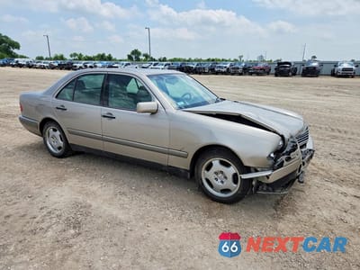 Czwarte zdjęcie samochodu z boku: 1997 MERCEDES-BENZ E 420 VIN:WDBJF72F8VA316324 - miniatura