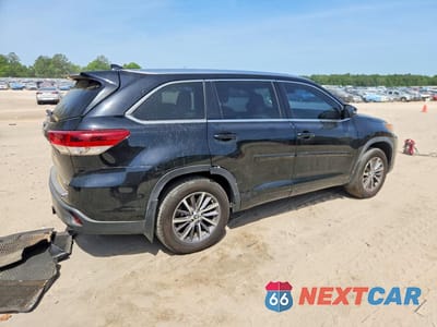 Trzecie zdjęcie samochodu z tyłu: 2018 TOYOTA HIGHLANDER XLE VIN:5TDJZRFH5JS552264 - miniatura