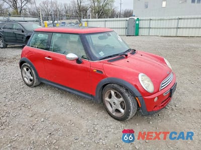 Czwarte zdjęcie samochodu z boku: 2005 MINI COOPER VIN:WMWRC33535TJ71612 - miniatura