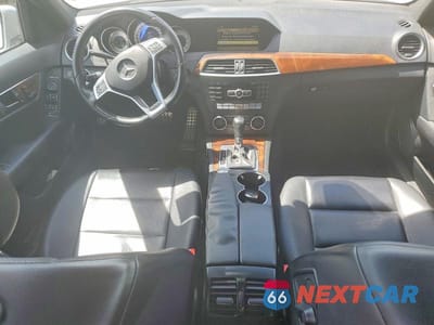 Zdjęcie 8 z 12 samochodu: 2012 MERCEDES-BENZ C 250 VIN:WDDGF4HBXCR210461 - miniatura