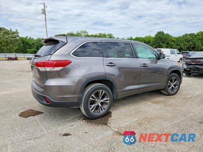 Trzecie zdjęcie samochodu z tyłu: 2018 TOYOTA HIGHLANDER LE VIN:5TDZARFH3JS034471 - miniatura