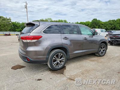 Trzecie zdjęcie samochodu z tyłu: 2018 TOYOTA HIGHLANDER LE VIN:5TDZARFH3JS034471 - miniatura