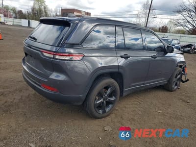 Trzecie zdjęcie samochodu z tyłu: 2023 JEEP GRAND CHEROKEE LAREDO VIN:1C4RJHAG9PC542740 - miniatura