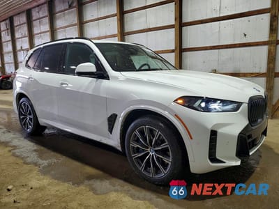 Czwarte zdjęcie samochodu z boku: 2025 BMW X5 XDRIVE50E VIN:5UX43EU01S9Y80641 - miniatura