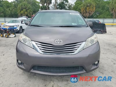 Piąte zdjęcie samochodu w środku: 2017 TOYOTA SIENNA XLE 8-PASSENGER VIN:5TDYZ3DC3HS812741 - miniatura