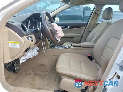Zdjęcie 7 z 13 samochodu: 2014 MERCEDES-BENZ C 250 VIN:WDDGF4HB1ER309656 - miniatura