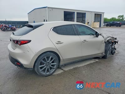Trzecie zdjęcie samochodu z tyłu: 2023 MAZDA 3 PREFERRED VIN:JM1BPALM0P1616116 - miniatura
