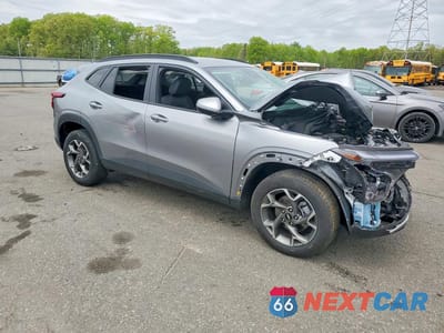 Czwarte zdjęcie samochodu z boku: 2025 CHEVROLET TRAX 1LT VIN:KL77LHEP6SC180951 - miniatura