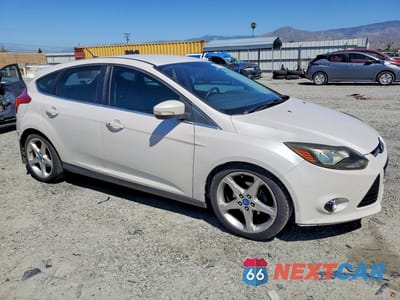 Czwarte zdjęcie samochodu z boku: 2012 FORD FOCUS TITANIUM VIN:1FAHP3N26CL257926 - miniatura