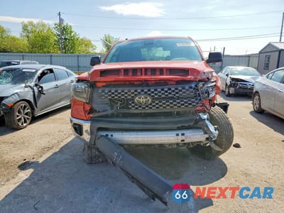 Piąte zdjęcie samochodu w środku: 2018 TOYOTA TUNDRA CREWMAX SR5 VIN:5TFDW5F14JX735151 - miniatura