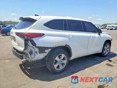 Trzecie zdjęcie samochodu z tyłu: 2022 TOYOTA HIGHLANDER LE VIN:5TDZZRAH4NS540848 - miniatura