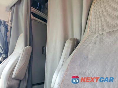 Zdjęcie 6 z 10 samochodu: 2019 VOLVO VNL SEMI TRUCK VIN:4V4NC9EH4KN215200 - miniatura