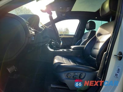 Zdjęcie 7 z 13 samochodu: 2017 VOLKSWAGEN TOUAREG WOLFSBURG VIN:WVGRF7BP1HD005300 - miniatura