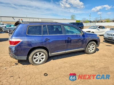 Trzecie zdjęcie samochodu z tyłu: 2012 TOYOTA HIGHLANDER SE VIN:5TDBK3EH5CS117402 - miniatura