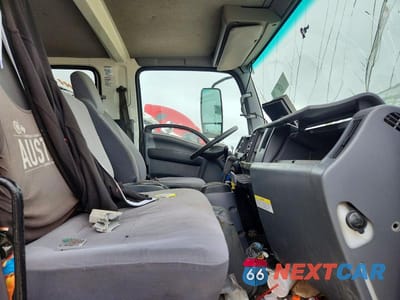 Piąte zdjęcie samochodu w środku: 2019 ISUZU NPR HD VIN:54DC4J1B4KS810354 - miniatura