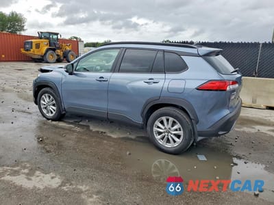 Drugie zdjęcie samochodu z przodu: 2025 TOYOTA COROLLA CROSS LE VIN:7MUCAAAG9SV147015 - miniatura