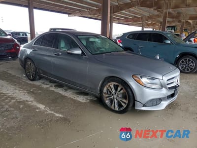 Czwarte zdjęcie samochodu z boku: 2015 MERCEDES-BENZ C 300 VIN:55SWF4JB4FU052692 - miniatura