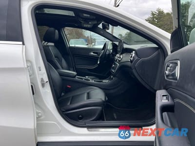 Piąte zdjęcie samochodu w środku: 2019 MERCEDES-BENZ GLA 250 4MATIC VIN:WDCTG4GB0KU004823 - miniatura