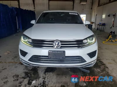 Piąte zdjęcie samochodu w środku: 2017 VOLKSWAGEN TOUAREG WOLFSBURG VIN:WVGRF7BP1HD000355 - miniatura