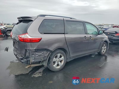 Trzecie zdjęcie samochodu z tyłu: 2016 TOYOTA SIENNA LE VIN:5TDKK3DC1GS717359 - miniatura