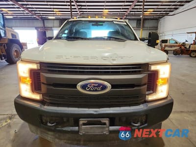 Piąte zdjęcie samochodu w środku: 2017 FORD F350 SUPER - SEMI TRUCK VIN:1FD8W3HT4HEC56024 - miniatura