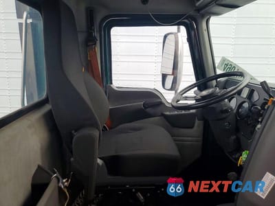 Piąte zdjęcie samochodu w środku: 2017 MACK CXU612 SEMI TRUCK VIN:1M1AW01X8HM009337 - miniatura