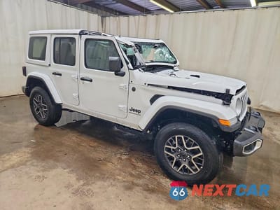 Czwarte zdjęcie samochodu z boku: 2026 JEEP WRANGLER SAHARA VIN:1C4PJXEN6TW228059 - miniatura