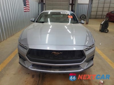 Piąte zdjęcie samochodu w środku: 2025 FORD MUSTANG VIN:1FA6P8TH2S5110310 - miniatura