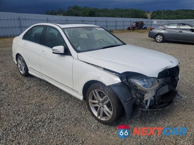Czwarte zdjęcie samochodu z boku: 2014 MERCEDES-BENZ C 250 VIN:WDDGF4HB5EG196001 - miniatura