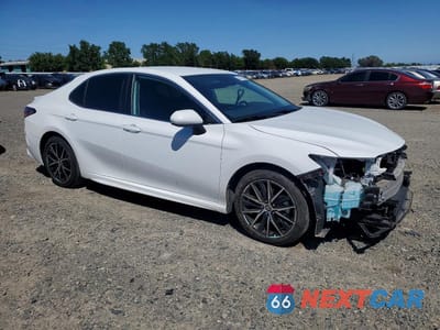 Czwarte zdjęcie samochodu z boku: 2021 TOYOTA CAMRY SE VIN:4T1G11AK4MU528605 - miniatura