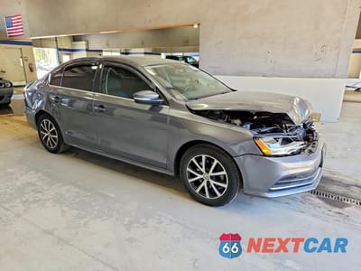 Czwarte zdjęcie samochodu z boku: 2017 VOLKSWAGEN JETTA SE VIN:3VWDB7AJ1HM372576 - miniatura