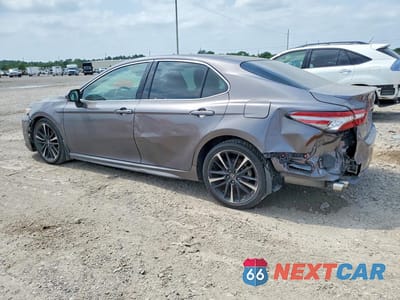 Drugie zdjęcie samochodu z przodu: 2018 TOYOTA CAMRY XSE VIN:4T1B61HK5JU095311 - miniatura